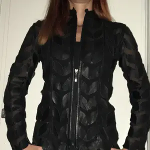 Elegant Aldrig använt -leather and transparet fabric- 