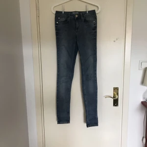 - Ett par jeans i en snygg ljus tvätt. De är mycket lite använda och är i superfint skick. Jeansen är tyvärr för långa för mig (ca 165cm) så skulle nog passa någon som är längre. De är sköna jeans med stretch och normal livhöjd.        Frakt ingår INTE i priset.