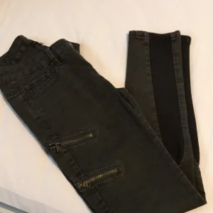  - Militärgröna jeans men dragkedjor vid låren och elastiskt tyg vid vaderna. Använda vid två tillfällen✨