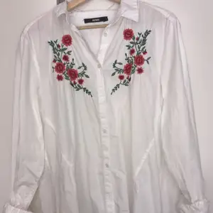 Oversize skjorta med broderade blommor.  Aldrig använd. Köpt på bikbok. 