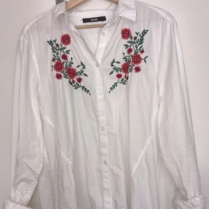  - Oversize skjorta med broderade blommor.  Aldrig använd. Köpt på bikbok. 