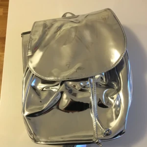  - Superfin silvrig ryggsäck från Monki! Aldrig använd så helt ny!😀 man får in ett A4 block utan problem!  Eventuell frakt betalas av köparen😙😙✨❤️❤️