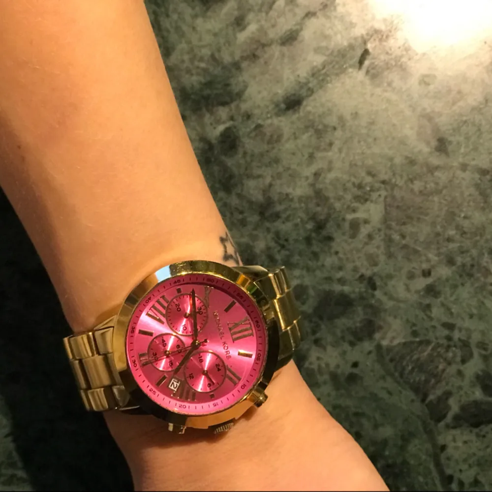 Missa inte chansen! Nu är det dags för mig att gå vidare och låta någon annan få äran att bära denna fina guldklocka från Michael kors. Som sagt, den är guldig och med rosa urtavla. Väldigt tjejig och också väldigt elegant.  Nytt batteri krävs. Annars är den inprincip som ny i utseende. Jag har liten handled så den är ganska ”smal” runtom men det går att justera. Om du tror att detta är klockan för dig, så är du mer än välkommen att höra av dig.  . Accessoarer.