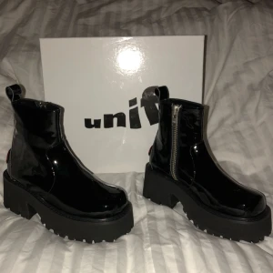  - SJUKT snygga skor som jag tvingas sälja eftersom att råkat beställa dom i en för liten storlek. Dom är helt nya och oanvända. Köparen står för eventuell frakt  (Ni kan pruta LITE)