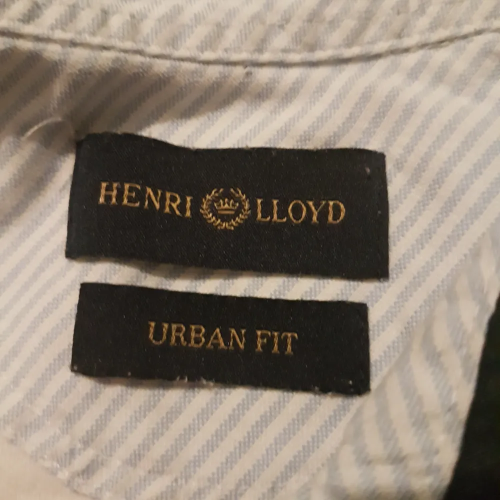 Vit Henry Lloyd piké med Urban fit storlek  Köparen stor för frakt  . T-shirts.