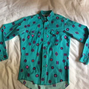 - Svårt psykadelisk Peyote flavored Button Down Cowboyskjorta från Wrangler!! Second hand men perf. skick utan skador. Made in the U.S.A.  Storlek: Large / Regular