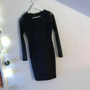 En svart klänning med genomskinliga ärmar och blommbrodyr på tyget. Inprincip aldrig använd, super skick! Kan mötas upp i Stockholm eller så står köparen för frakten! 