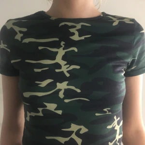  - Kamoflage croptop, mjukt material och mycket bra skick, swish går bra köpare står för frakt