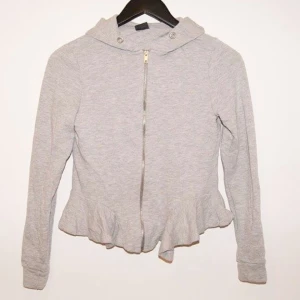  - Kofta med peplum! Ljusgrå