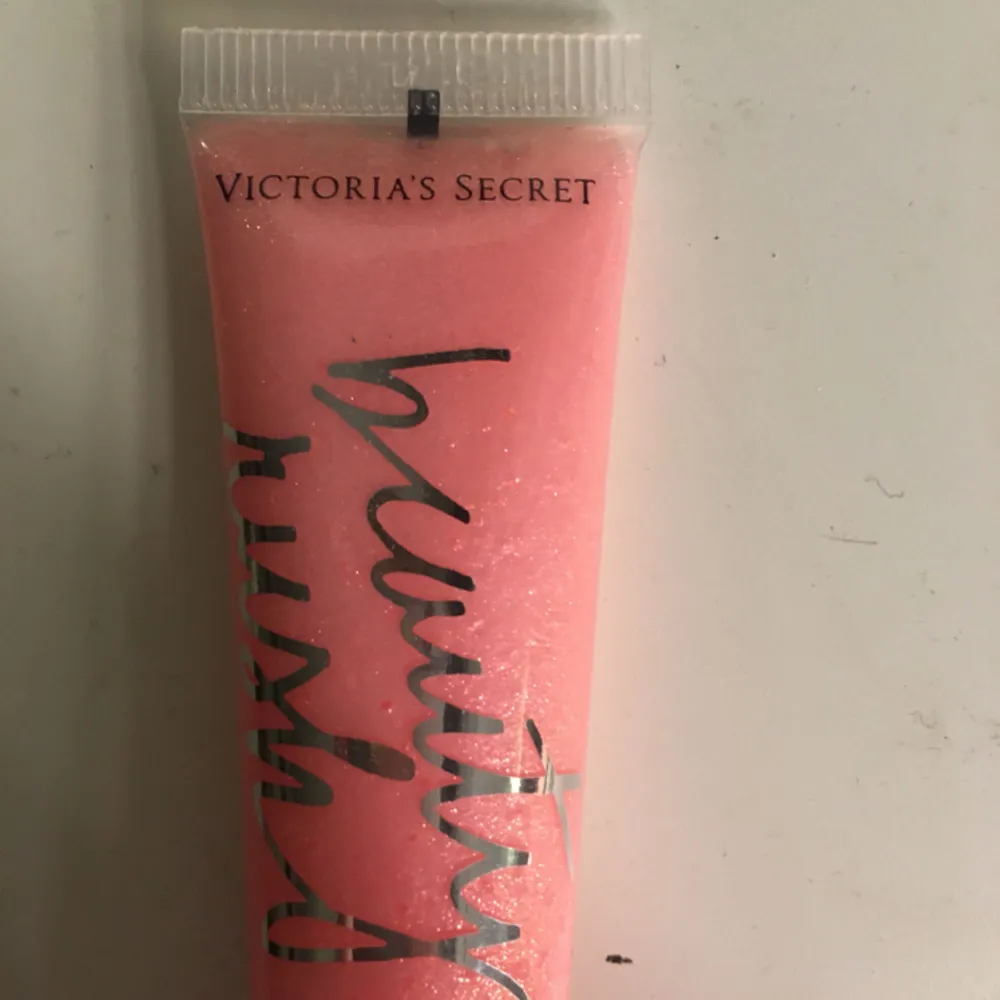 Äkta Victoria’s secret lip gloss, aldrig använt såklart har bara öppnat och kollat på det men fick det i present men är inte min färg direkt, swish går bra köpare står för frakt. Övrigt.