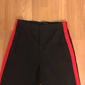  - Supersnygga vida byxor från Zara. Har röda linjer på sidorna och ser så snygga ut på :) 