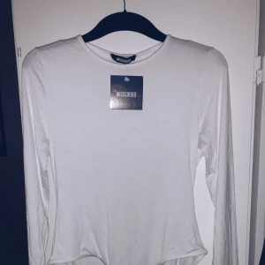  - Simple vit body från missgudied, jätte skön aldrig använt helt ny. Endast testat 