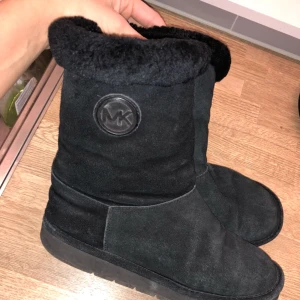  - Säljer mina äkta Michael Kors uggs som är i gott skick. Pris 650kr.