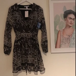  - Klänning från Nelly:) Aldrig använd!