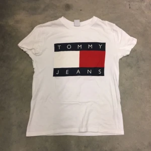  - Snygg tisha från Tommy Hilfiger! I jättefint skick😀❤️ passa på o fynda!  Eventuell frakt betalas av köparen😙❤️❤️✨