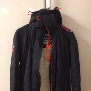  - Vinterjacka, oanvänd. Fodrad. Originalpris för 1139, säljer för att den är för liten på mig. Stlk en tight Large eller en luftig Medium. 