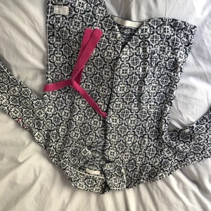  - Säljer min fina Odd molly tröja i marinblått och vit med rosa band i midjan.  Sparsamt använd.   Vid frågor får ni gärna skicka ett meddelande.  Frakt står köparen för.  Plagget skickas när pengarna finns överförda på kontot! 