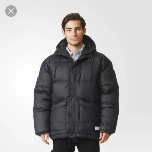  - Stor, varm och rejäl vinterjacka från Adidas. Använd en gång. Säljes pga fel storlek. Nypris 3999kr.