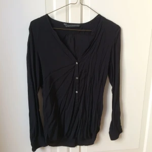  - Fin blus/skjorta med knappar från zara! Obs skrynklig på bilden, går självklart att stryka 