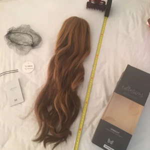  - Säljer ni min extension från Björn Axén. De är en naturlig hårförlängning i levande färgtoner. Använda endast en Gång. All tillbehör följer med, nät, klipps och hårnål. Längden är mer än 55cm (se måttband). Färgen är ljus brun / mörk blond. 