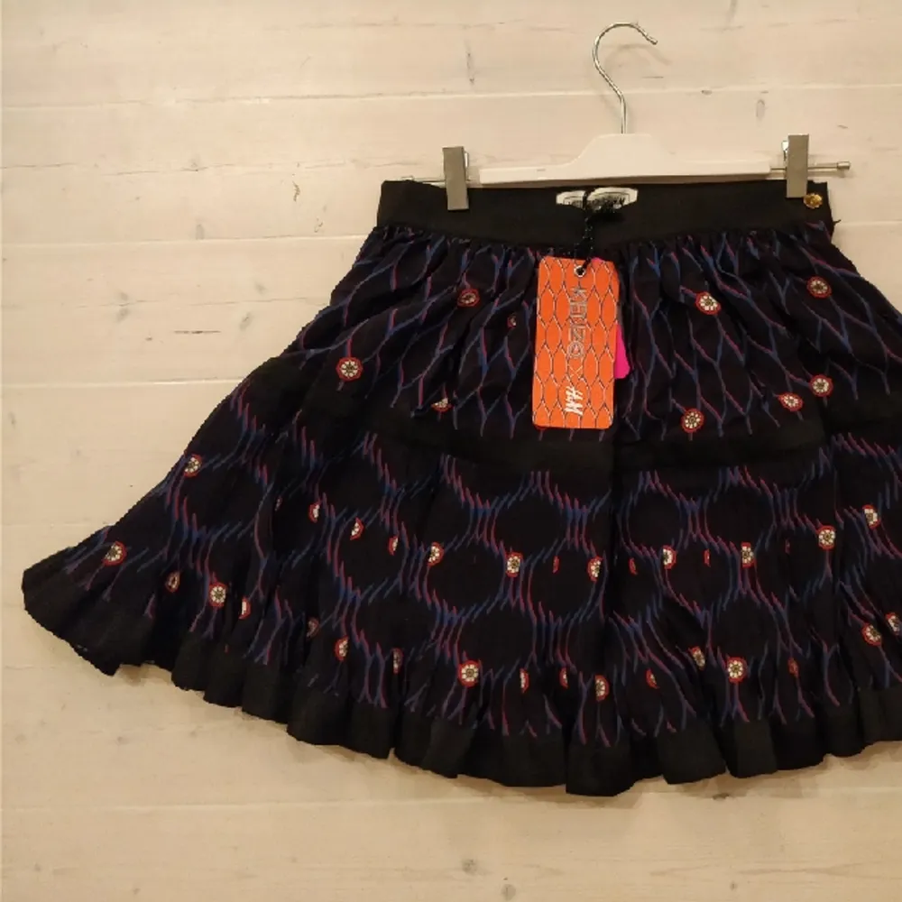 Brand New Kenzo x H&M 100% silk skirt with tags. Kjolar.