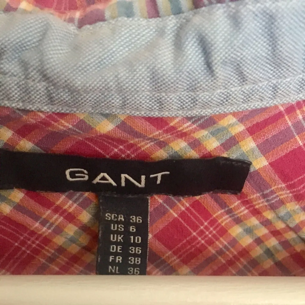 Skjorta från Gant, använd fåtal gånger. Snäppet ljusare i verkligheten. Inköpt i Barcelona från några år sedan. Säljs pga för liten, är lite osäker på storlek men passar nog en S eller M beroende på hur man vill att den ska sitta! Jättefint skick! . Kjolar.