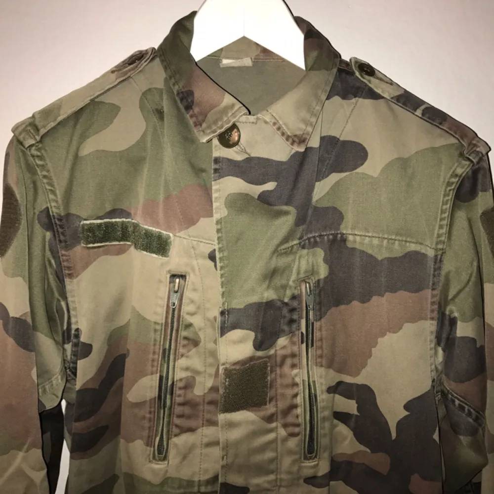 Oversize camouflage jacka med dold knappning, två fickor med dragkedja.  Alternativ kragknäppning - se bild.  Använd endast ett fåtal gånger - Fint skick! . Jackor.