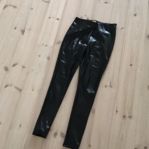  - Passar storlek 36/38 (S-M)  H&M by night byxa i skinnimitation  Resår i midjan, tighta ben (hög midja)   Använda fåtal ggr  Mycket fint skick! 
