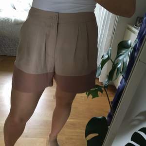 Kostymbyxaktiga beigea shorts köpta på UNICLU i Beijing. Storleken säger XL, men passar 36/38, M! Aldrig använda då shorts inte är min grej:/ Perfekt kvalla!