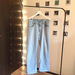  - Snygga pösiga jeans för drömlivet. Mötes upp i Stockholm eller fraktas. ❣️