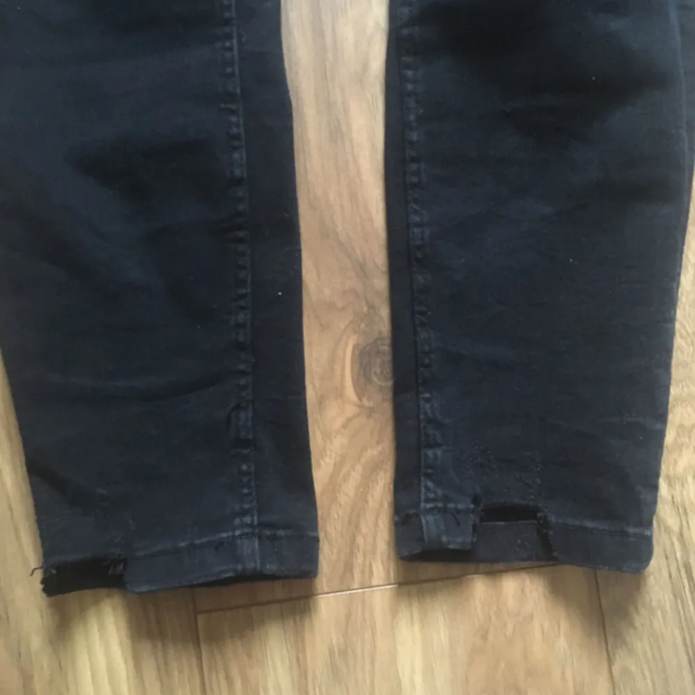 Slitna svarta jeans från Zara, säljs billigt pga defekt som enkelt går att fixa med nål och tråd, det är bara jag som är lat haha. Se bild 3. Jeans & Byxor.
