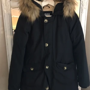  - Svea Miss Smith jacka svart, köpt vinter 2016 använd fåtal gånger. Märket på sidan är bortsprättat men går lätt att sy på.
