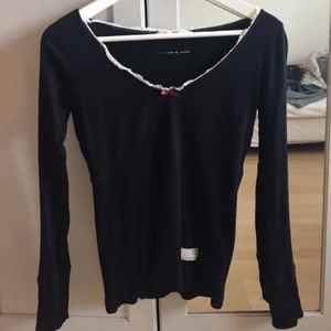 Odd Molly, Svart - Svart Odd Molly tröja i storlek 0, använd 1-2gånger, inköpt för ca 600kr. Kan gå med på billigare vid snabb affär!!