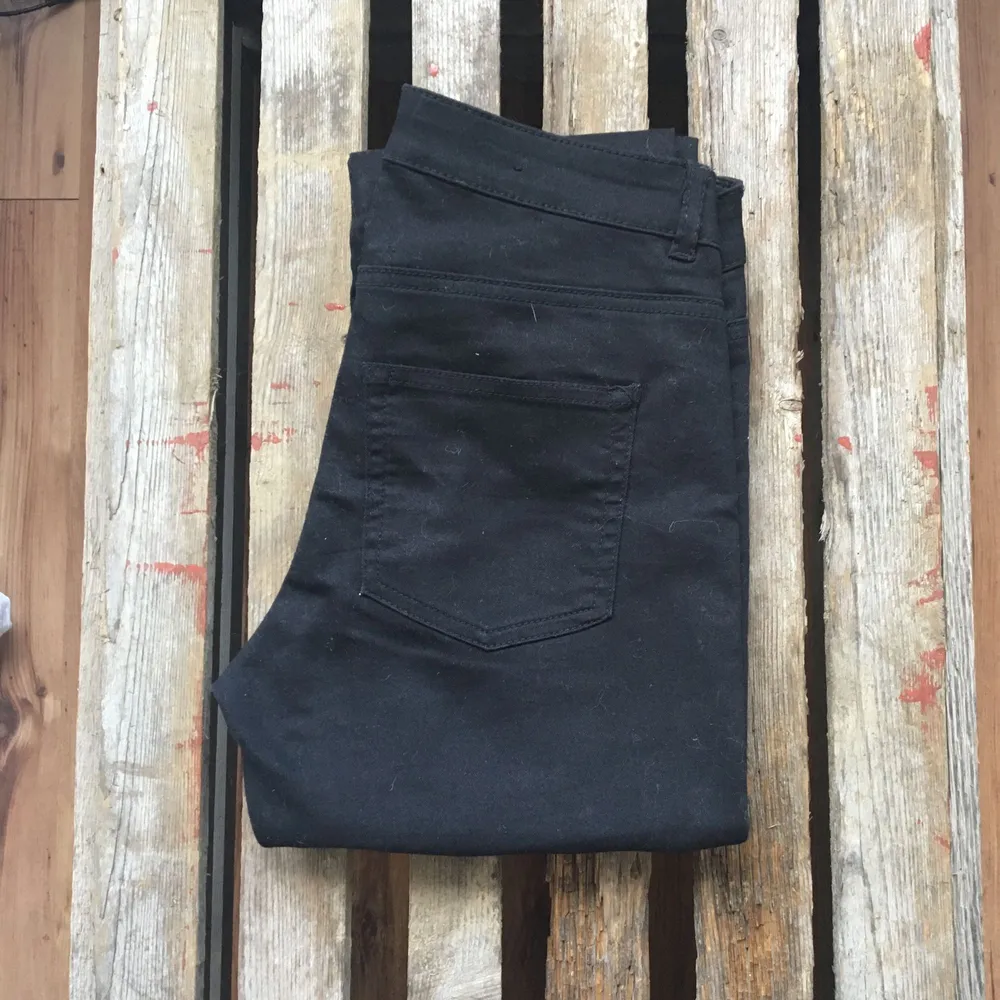 Stretchiga svarta byxor från HM med gulddetaljer. Aldrig använda.. Jeans & Byxor.