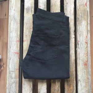  - Stretchiga svarta byxor från HM med gulddetaljer. Aldrig använda.