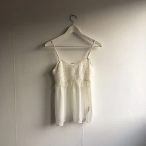  - Vit virkad topp upptill med fransar. Aldrig använd