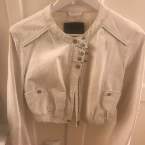  - Vit jacka i skinnimitation från SisterS point. Kort i midjan. Nyskick. Strl M.