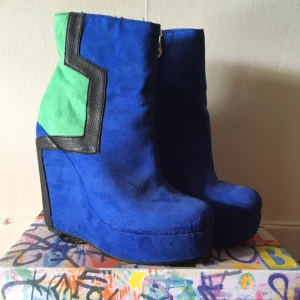  - Supersnygga färgglada kilklacksskor som aldrig använts! Köpta för 700kr