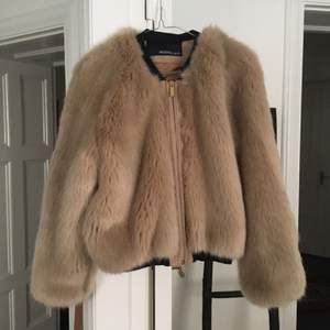 Rodebjer shu fur jacket. Glossy faux fur lends luxurious texture to this relaxed Rodebjer coat. Exposed zip closure. On-seam side pocket. Ribbed edges. Long raglan sleeves.   Used only on two occasions so it's good as new. New price: 3995 kr