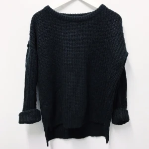  - Oversized stickad tröja från Brave soul. Passar S-M. Säljes för 100kr, frakt tillkommer (kan även mötas upp i Malmö). 