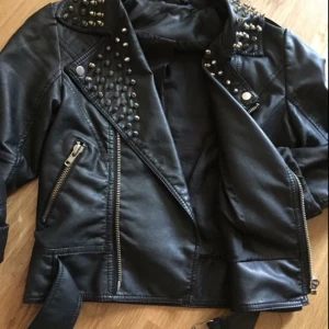  - Skinnjacka med nitar, köpt i new york för 280$ använd 2-3 ggr passar xs-m 