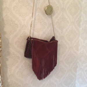  - Väska från Zara. Använd ett fåtal gånger. Ser helt ny ut inte en enda repa. Frakt ingår ej