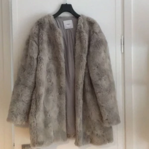  - Faux fur coat från mango köpt i Barcelona! Fin och bra skick! 