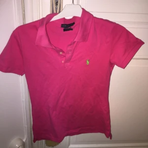  - Rosa polo Ralph Lauren piké. Dam strl M. Original pris: 900kr Mitt pris:340kr  Använd ca 1-2 gånger 