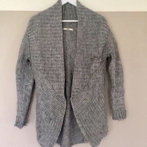  - Mysig stickad kofta i bra skick. Frakten ingår!
