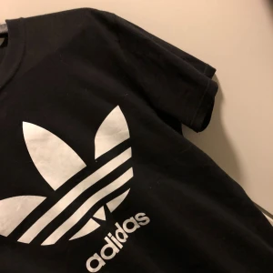  - Snygg adidas T-shirt! Storlek S