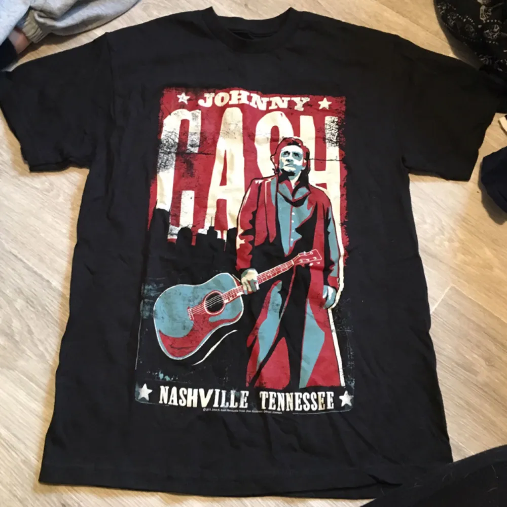 Garderobsrensning!  Tshirt med Johnny Cash. Oanvänd men hängt i garderoben ett tag. Killmodell på tröjan!  Skriv vid intresse   Frakt tillkommer på 20 kr. T-shirts.