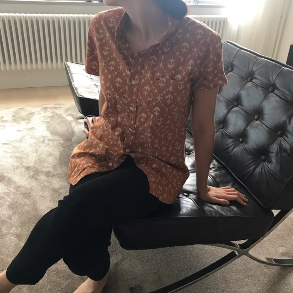 Cool orange skjorta från Urban Outfitters i New York. Aldrig använd och i jättefint skick. Köpt för mycket dyrare pris, men har dessvärre aldrig kommit till användning. Frakt ingår ej, betalning med swish. 💋  Ps. Säljer byxorna också, se äldre inlägg i min profil! . Skjortor.
