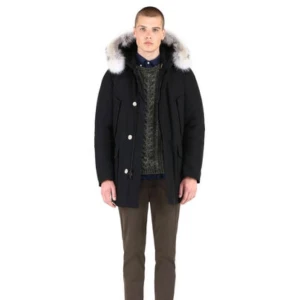  - Hej!  Säljer sambons nästan nya Woolrich Parkas jacka, vinterjacka. Kvitto finns och vi köpte den förra vintern på Shopbop, nypris 8400 kr! Endast använd totalt i tre månader. Den har lite missfärgningar på insidan från svarta jeans men man ska kunna få bort det. Vi har dock aldrig försökt då det inte är något som syns på utsidan.  Jag garanterar att jackan i nyskick nästan och muddarna och kanterna är jättebra! Inget smutsigt eller trådar som hänger. Päls tillkommer också, äkta. Som ingår. Ni får bild på kvitto som finns via mail.   Har fler bilder!  Strl EU:XL som är US: L Svart färg.   Priset kan diskuteras en aning vid snabb affär! Inga skambud dock!