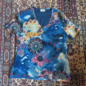  - T-shirt köpt på Second Hand. Materialet är lite speciellt men inga problem att ha den på sig, använd fåtal gånger, men bra skick:) 